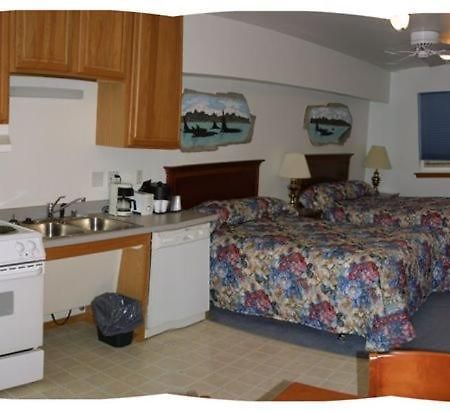Frontier Suites Hotel In Джуно Екстериор снимка