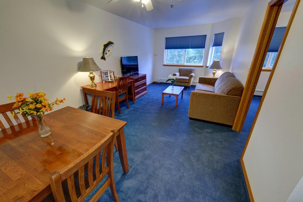 Frontier Suites Hotel In Джуно Екстериор снимка
