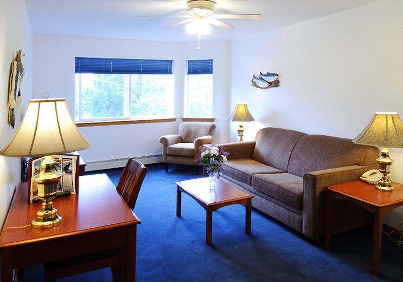 Frontier Suites Hotel In Джуно Екстериор снимка