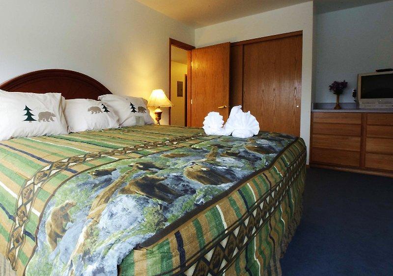 Frontier Suites Hotel In Джуно Екстериор снимка