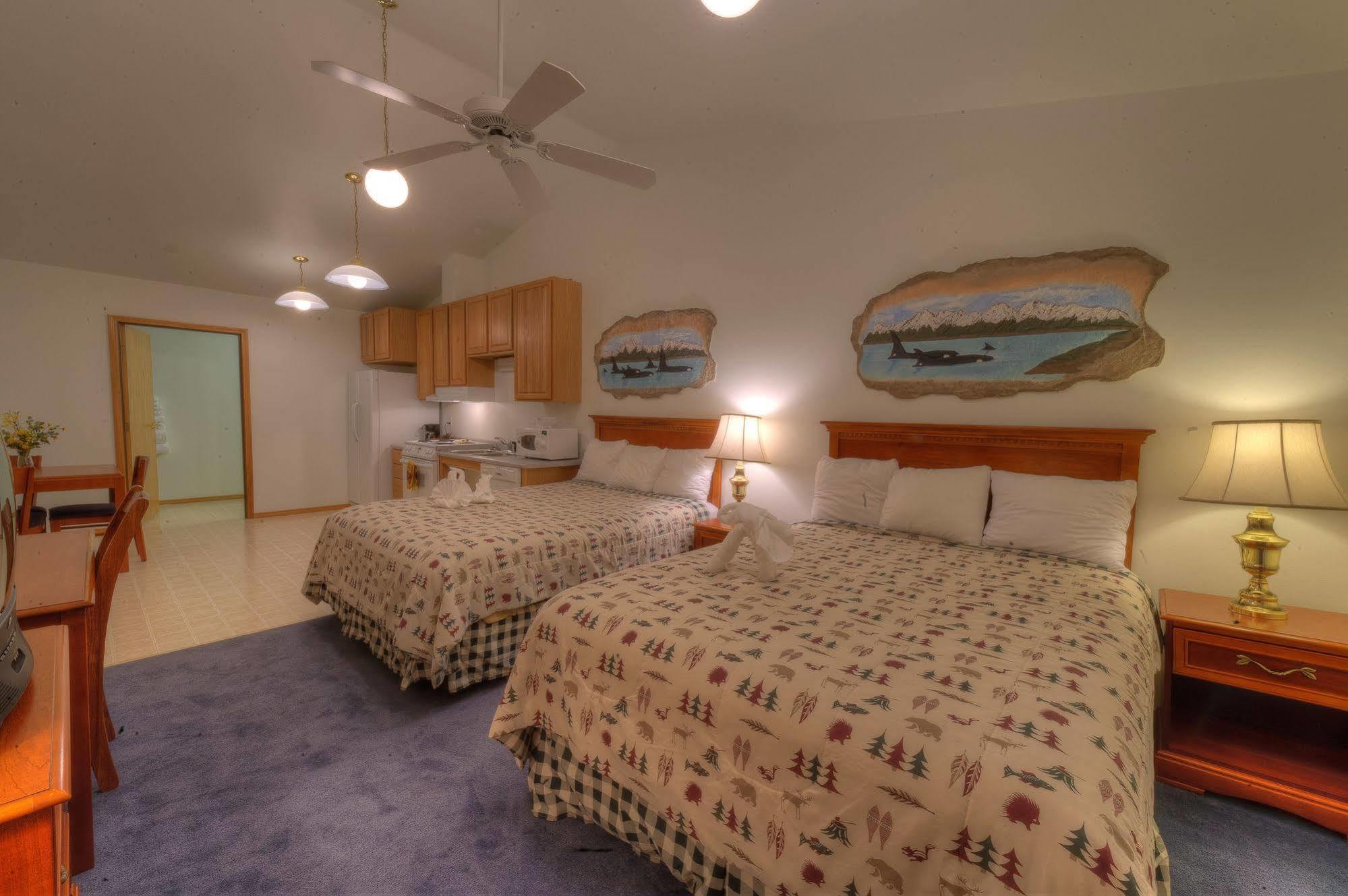 Frontier Suites Hotel In Джуно Екстериор снимка