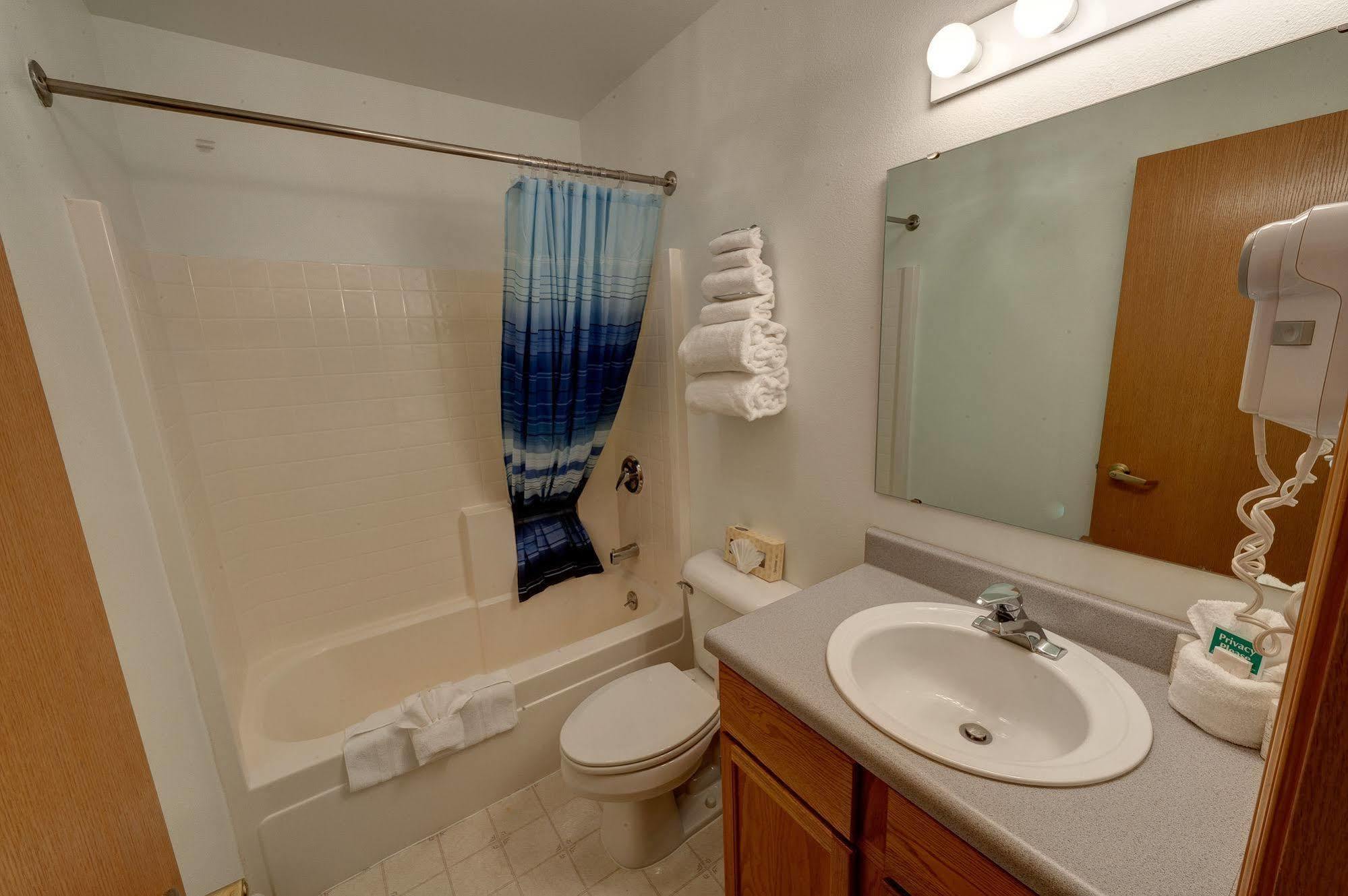 Frontier Suites Hotel In Джуно Екстериор снимка