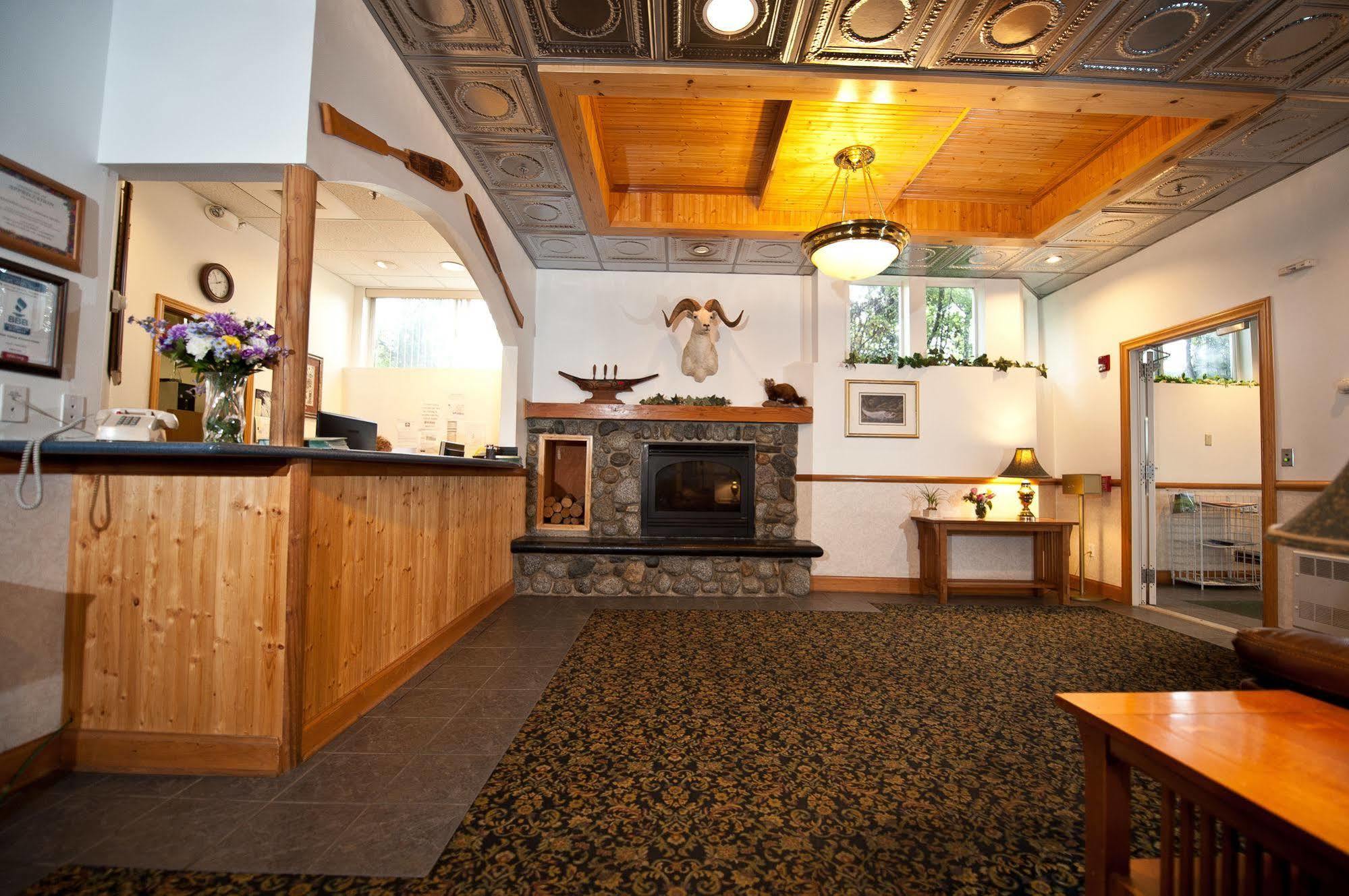 Frontier Suites Hotel In Джуно Екстериор снимка