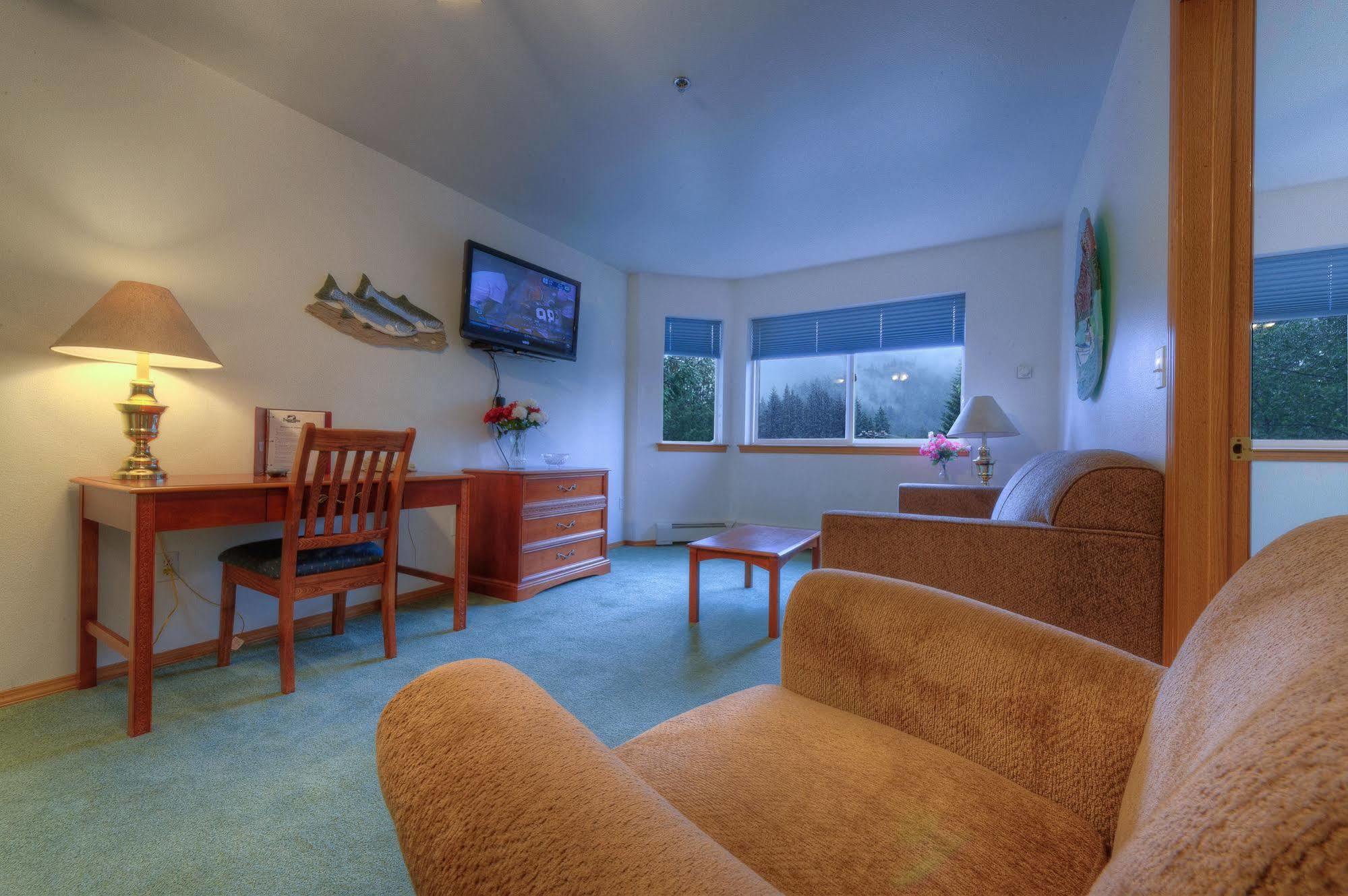 Frontier Suites Hotel In Джуно Екстериор снимка