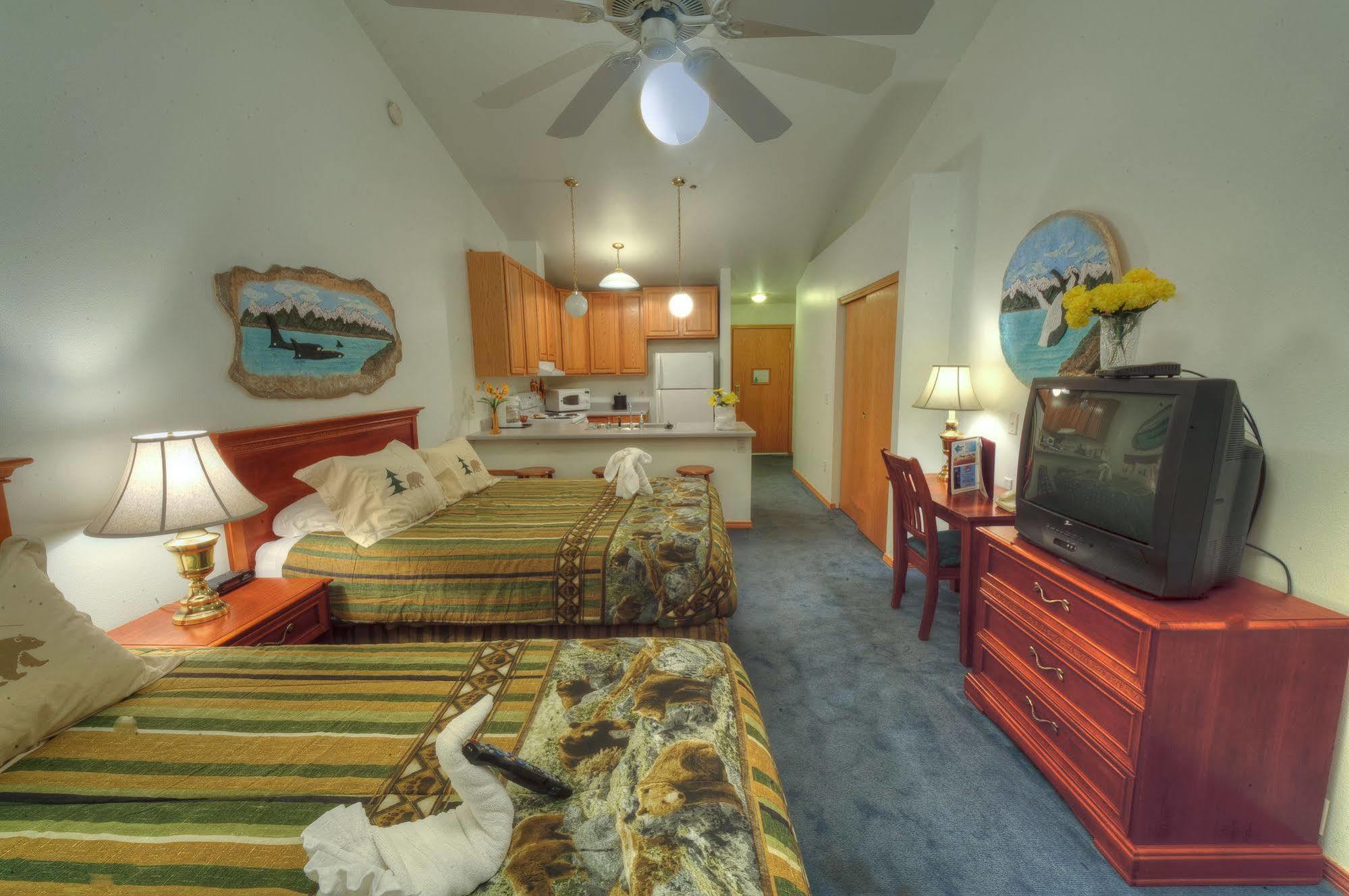Frontier Suites Hotel In Джуно Екстериор снимка